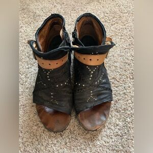 Miz Mooz leather booties sz 9